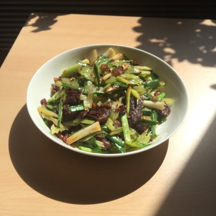 腊肠炒芹菜步骤7