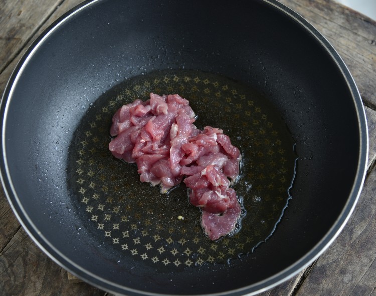 泡酸菜炒肉步骤4