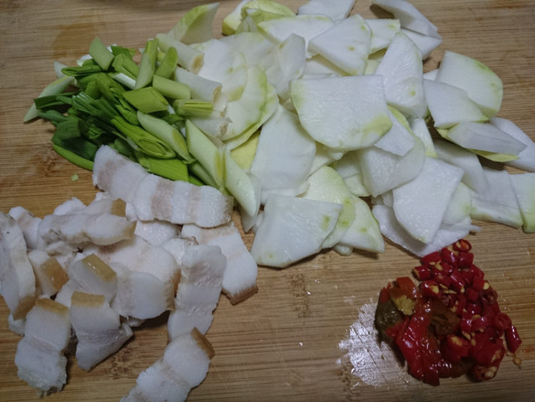鲜榨菜回锅肉步骤2
