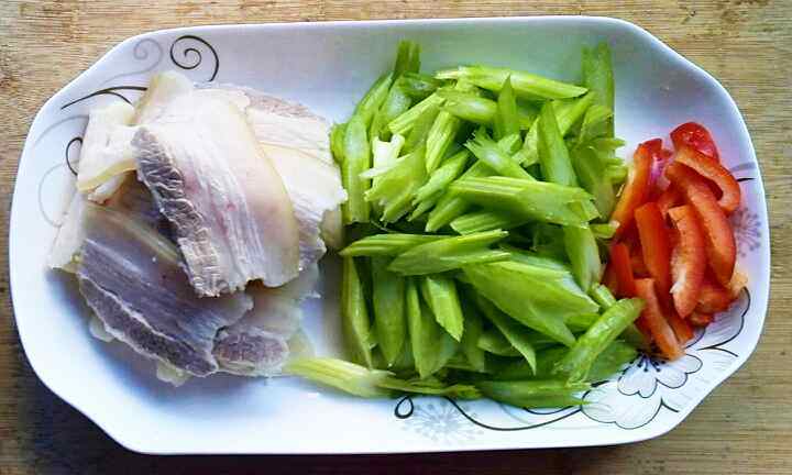 西芹回锅肉步骤3