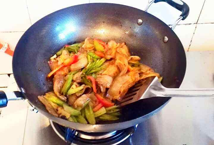 西芹回锅肉步骤6