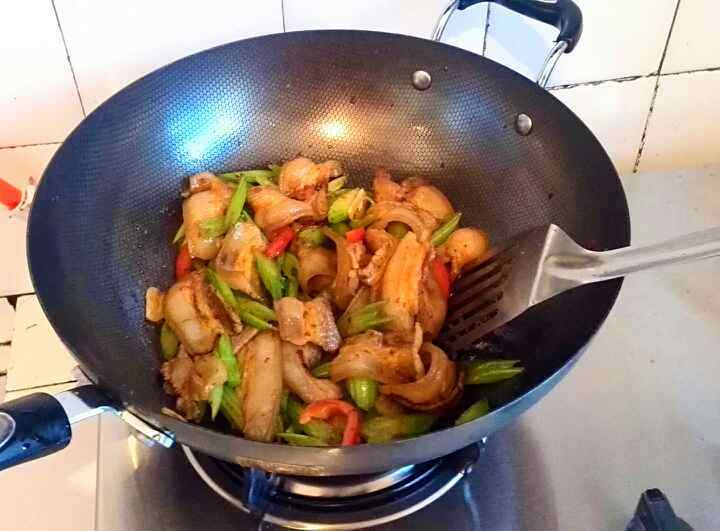 西芹回锅肉步骤7
