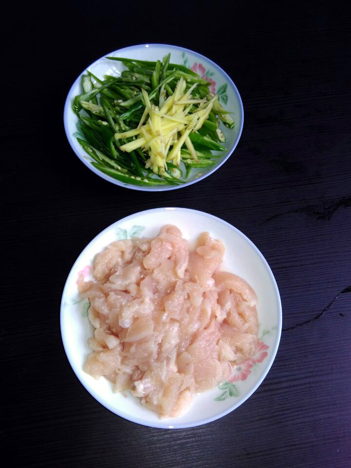 二荆条炒鸡胸肉步骤1
