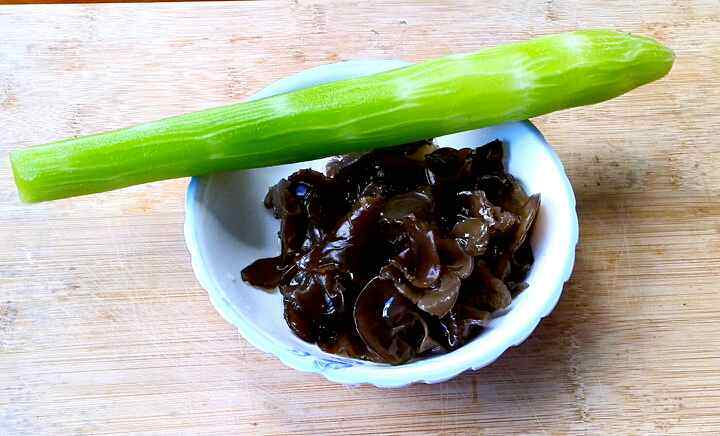 莴笋木耳肉片步骤2