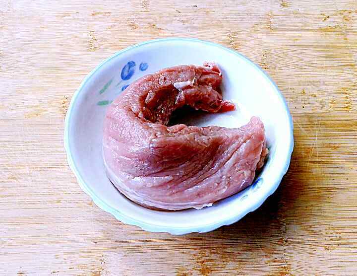 莴笋木耳肉片步骤1