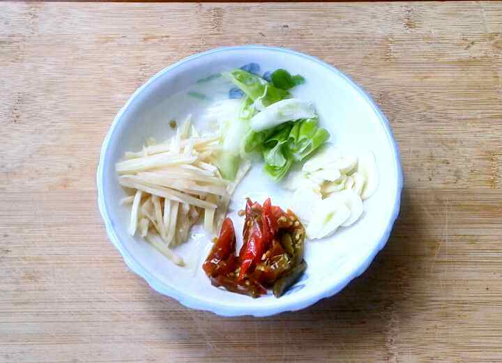 莴笋木耳肉片步骤5