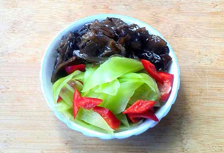 莴笋木耳肉片步骤4
