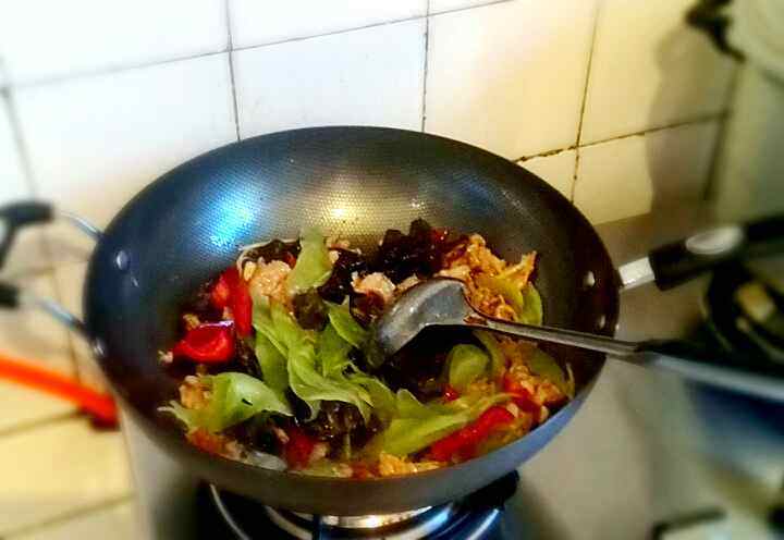 莴笋木耳肉片步骤8