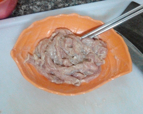 什锦泡菜炒肉步骤2