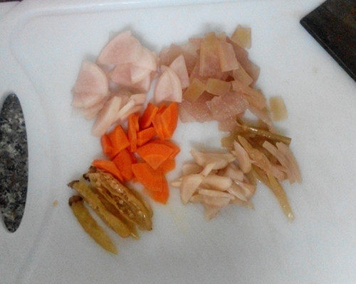 什锦泡菜炒肉步骤1