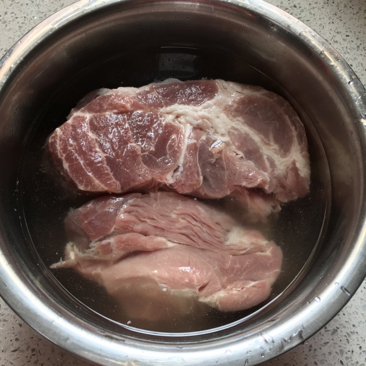 红油蒜香肉步骤1