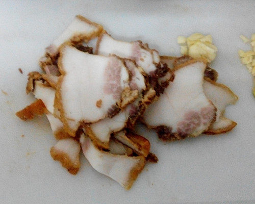 松皮扣肉炒木耳步骤2