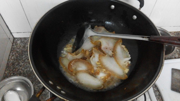 松皮扣肉炒木耳步骤4