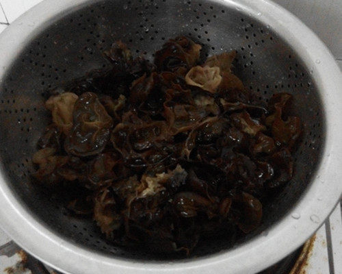 松皮扣肉炒木耳步骤3
