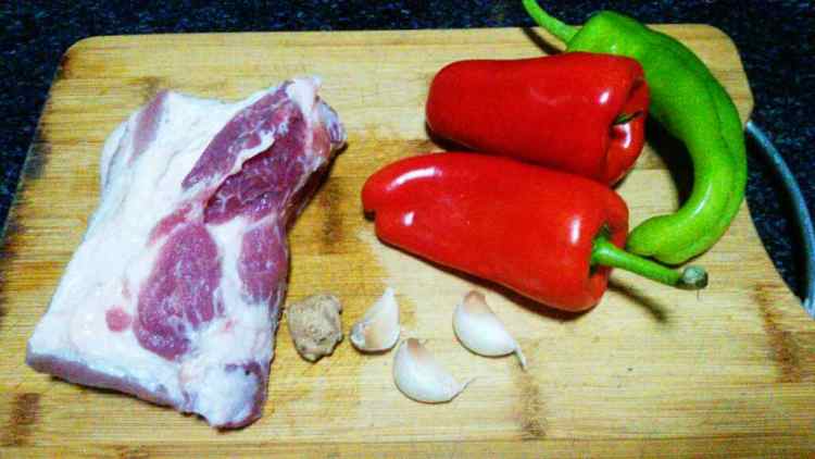 炒回锅肉步骤1