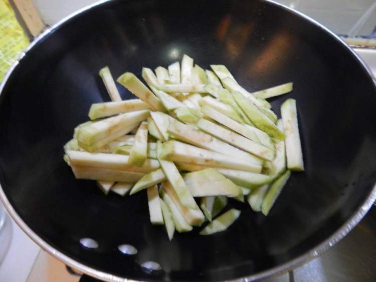 肉丝炒青茄子步骤2