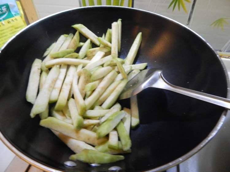 肉丝炒青茄子步骤3