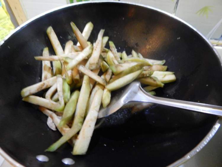 肉丝炒青茄子步骤6