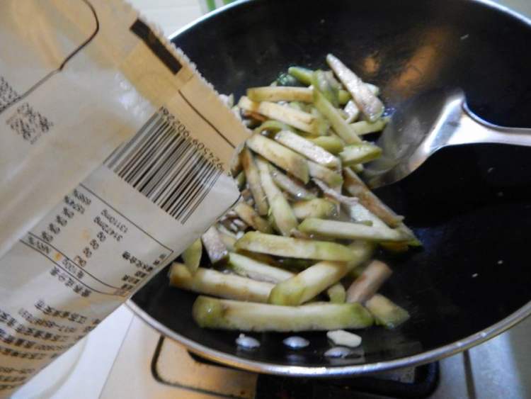 肉丝炒青茄子步骤7