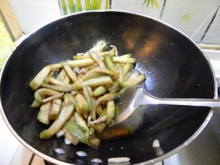 肉丝炒青茄子步骤9