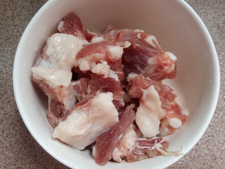 土豆焖排骨步骤1