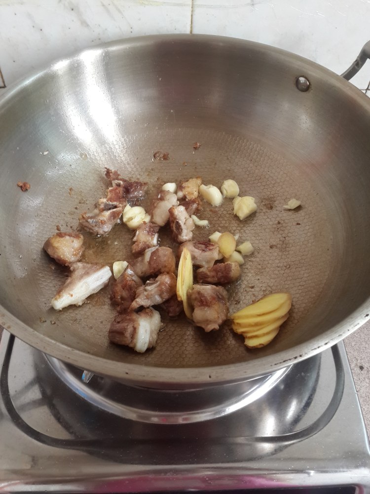 土豆焖排骨步骤4
