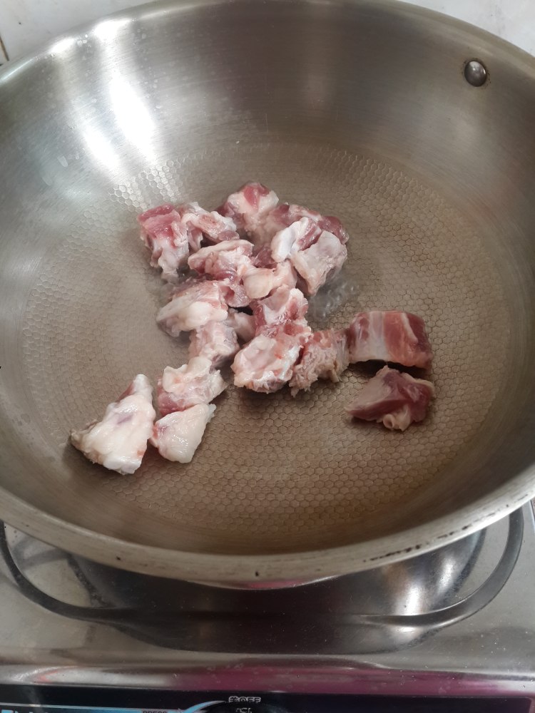 土豆焖排骨步骤2