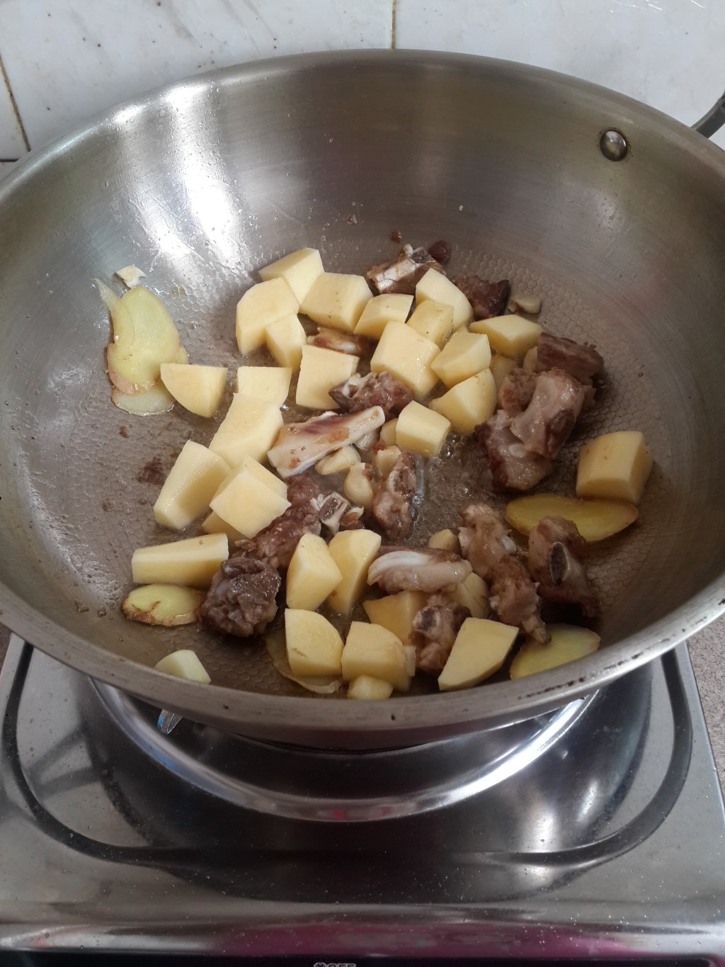 土豆焖排骨步骤5