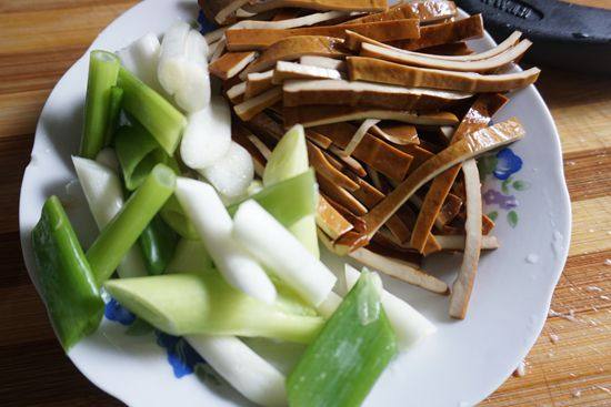 洋葱炒肉丝步骤2