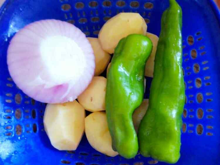 干锅鸡翅焖土豆步骤4