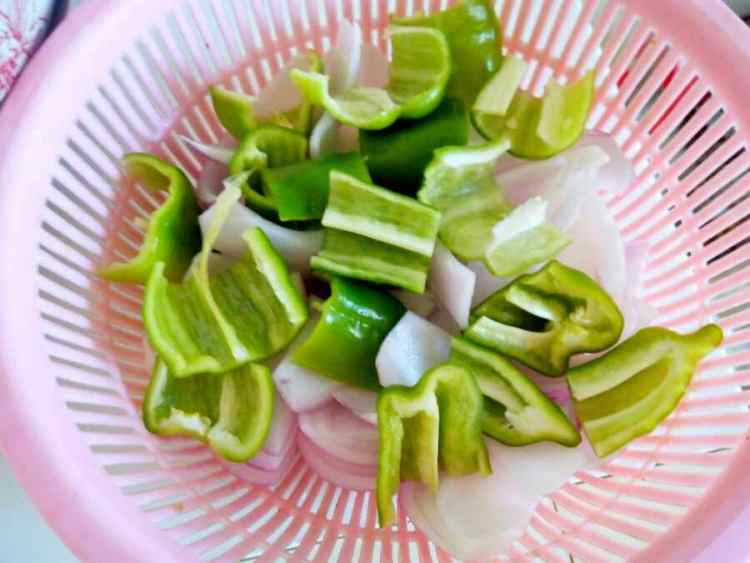 干锅鸡翅焖土豆步骤5