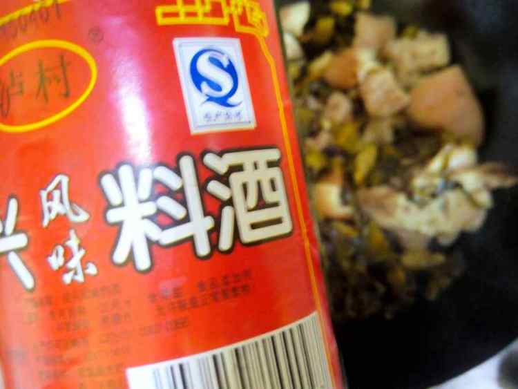 酸菜肘子步骤7