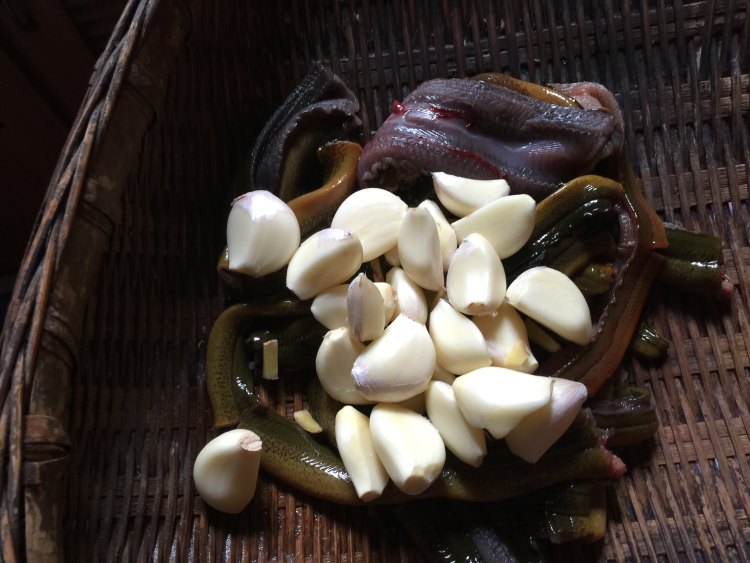 蒜香鳝鱼煲步骤5