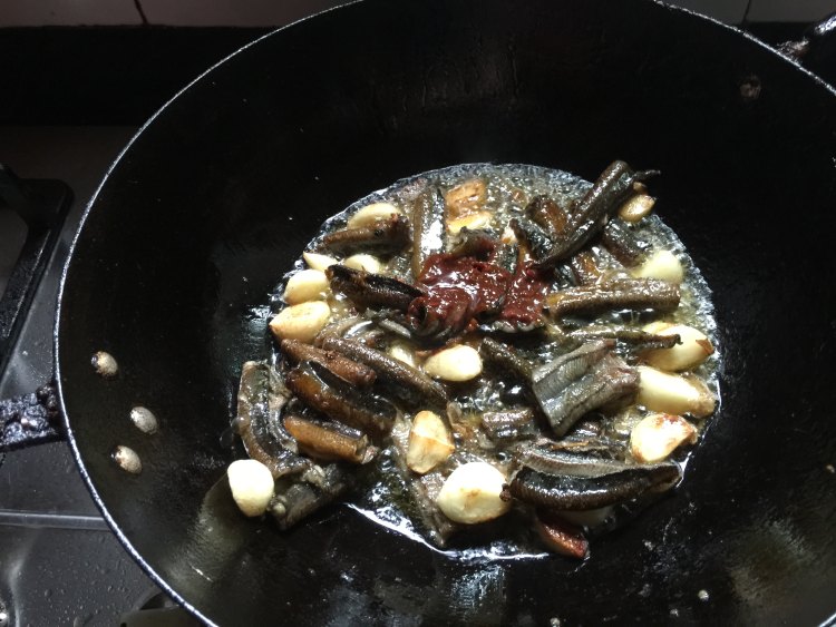 蒜香鳝鱼煲步骤8