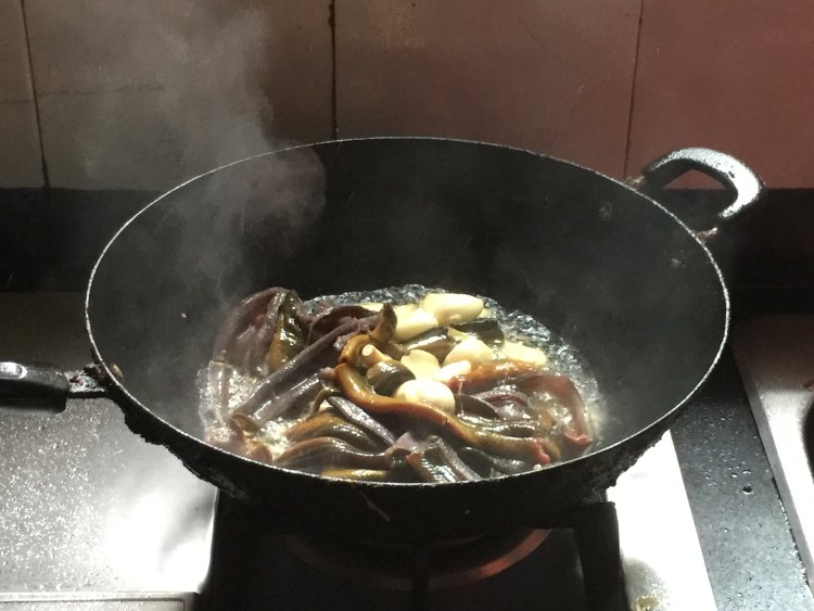 蒜香鳝鱼煲步骤7