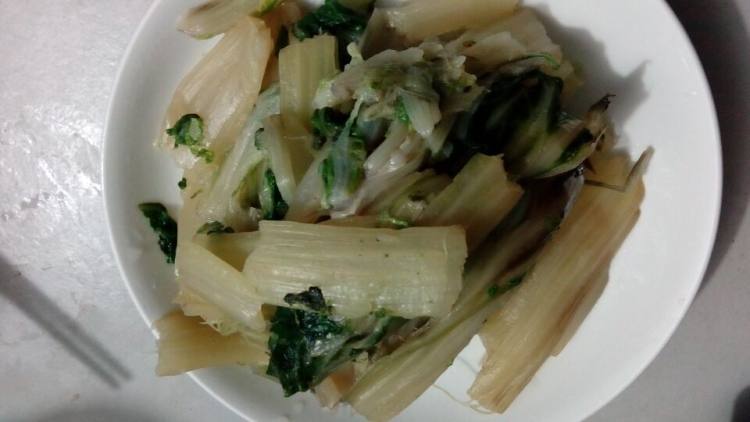 油皮菜炒胡豆步骤3