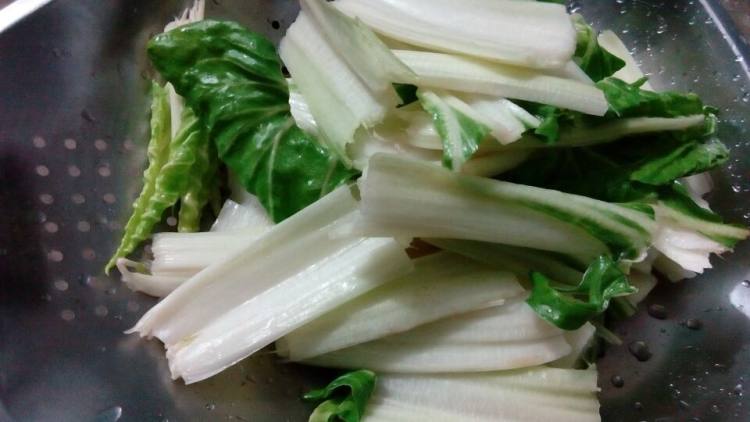 油皮菜炒胡豆步骤1