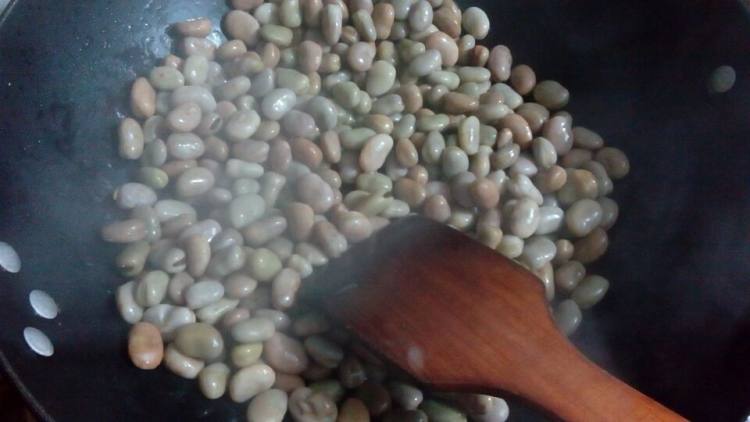 油皮菜炒胡豆步骤5