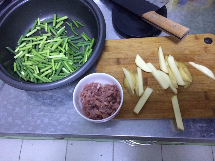 蒜薹土豆小炒肉步骤1