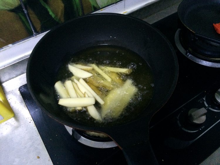 蒜薹土豆小炒肉步骤2