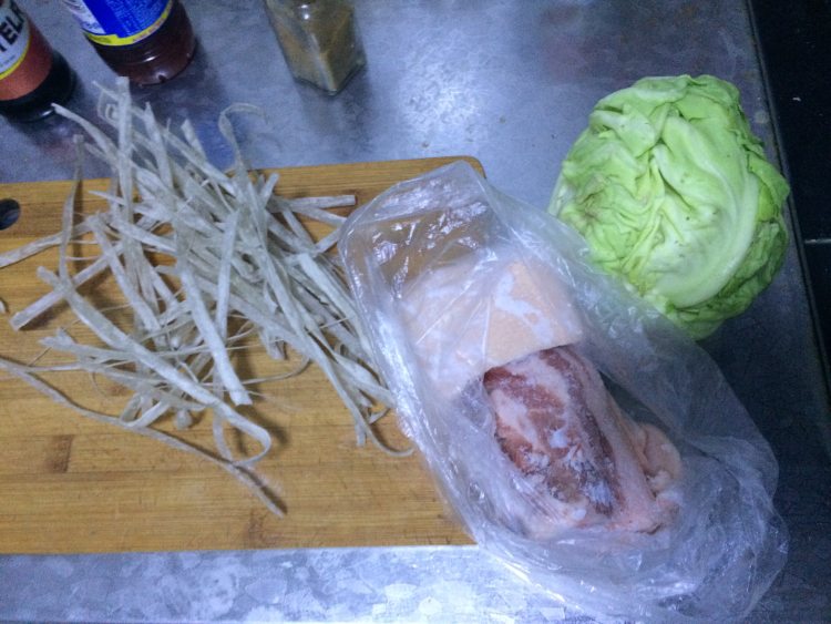 鱼香粉皮白菜五花肉步骤1