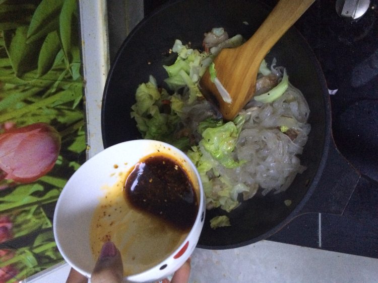 鱼香粉皮白菜五花肉步骤11