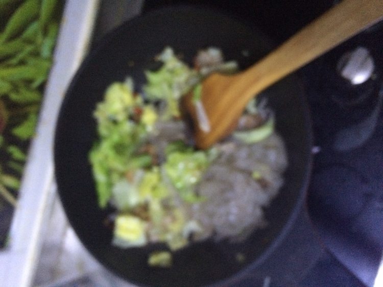 鱼香粉皮白菜五花肉步骤10