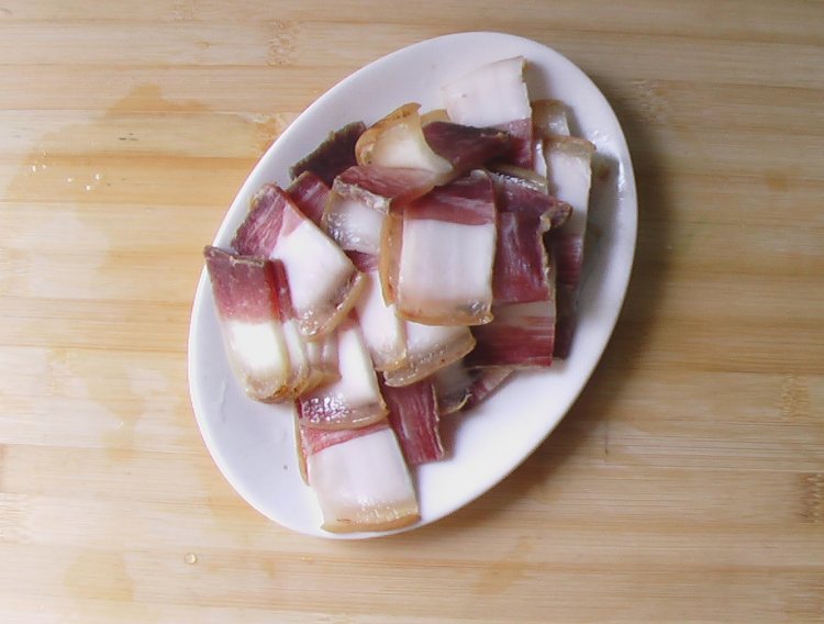 木耳炒腊肉步骤5