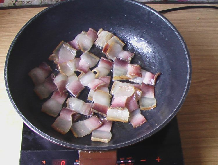 木耳炒腊肉步骤7