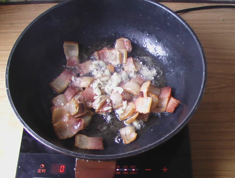 木耳炒腊肉步骤8