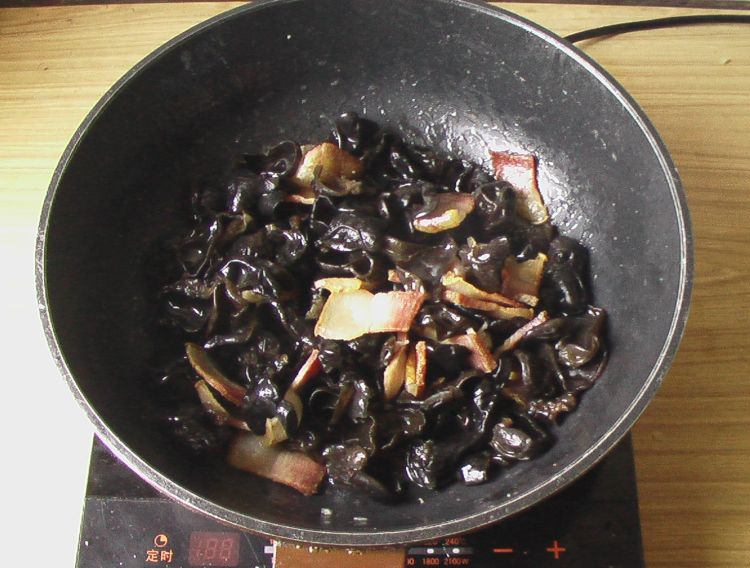 木耳炒腊肉步骤9