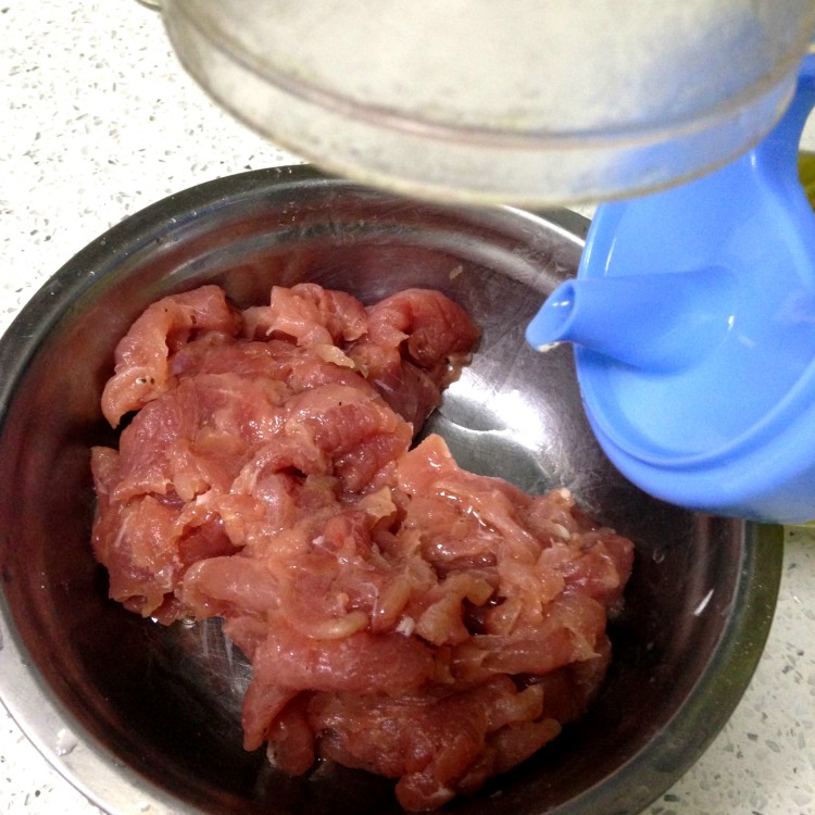 酸菜肉片步骤3