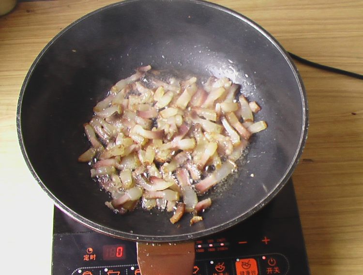 嫩葱爆腊肉步骤4