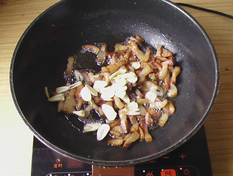 嫩葱爆腊肉步骤6